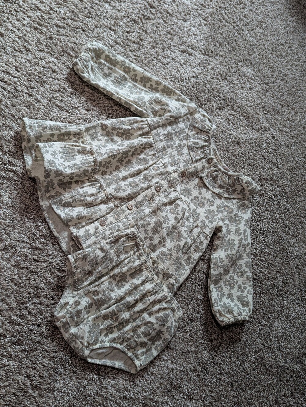 Like new, 12-18m Quincy Mae Ruffle Collar Button Dress and Bloomer Set